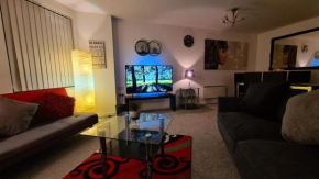 Cosy 2 bedroom Apt with Fast Wi-Fi & Free Parking